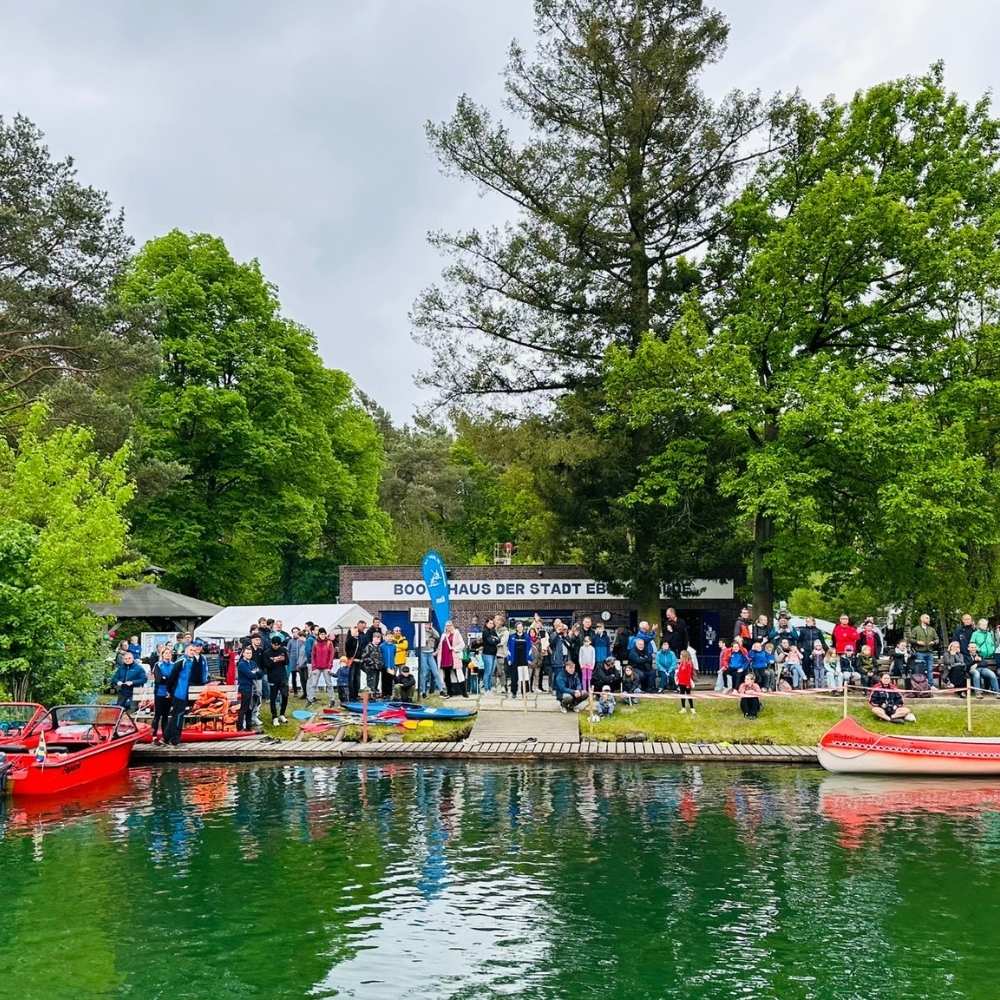 das bootshaus des kanuvereins des sv empor in eberswalde bei einer vereinstaltung mit vielen personen