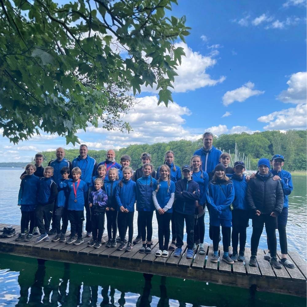 kinder und jugendliche aus dem kanurennsport des sv empor eberswalde mit ihren trainern auf einem steg